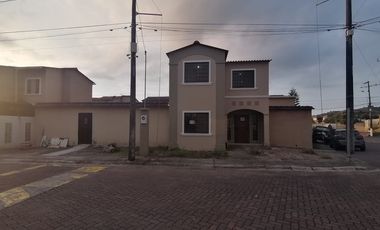 Se alquila casa de 4 dormitorios en urb.la joya.(GC)