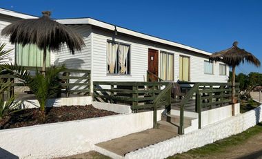 Arriendo Comodas Cabañas a 1 cuadra y media de la playa Con Piscina