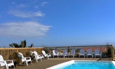 Arriendo Comodas Cabañas a 1 cuadra y media de la playa Con Piscina