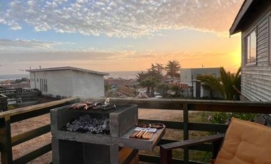 Arriendo Comodas Cabañas a 1 cuadra y media de la playa Con Piscina