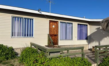 Arriendo Comodas Cabañas a 1 cuadra y media de la playa Con Piscina