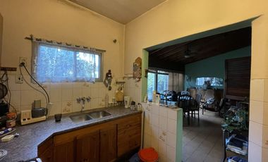 COMODA CASA A METROS DE AVENIDA.