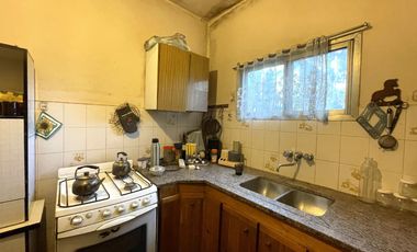 COMODA CASA A METROS DE AVENIDA.