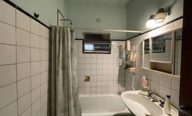 COMODA CASA A METROS DE AVENIDA.