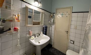 COMODA CASA A METROS DE AVENIDA.