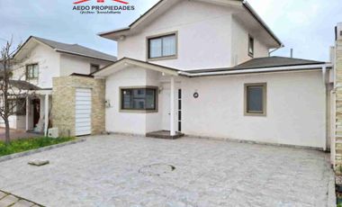 Se vende Linda y Amplia casa Aislada de dos pisos, Condominio Arboleda, comuna de Quilllota.