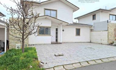 Se vende Linda y Amplia casa Aislada de dos pisos, Condominio Arboleda, comuna de Quilllota.