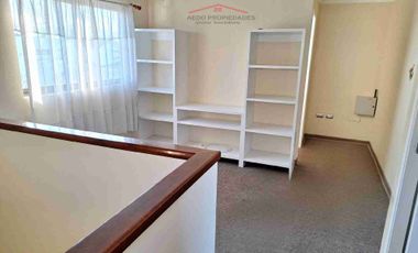 Se vende Linda y Amplia casa Aislada de dos pisos, Condominio Arboleda, comuna de Quilllota.