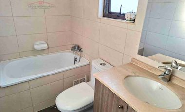 Se vende Linda y Amplia casa Aislada de dos pisos, Condominio Arboleda, comuna de Quilllota.