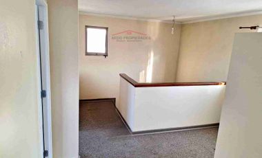Se vende Linda y Amplia casa Aislada de dos pisos, Condominio Arboleda, comuna de Quilllota.