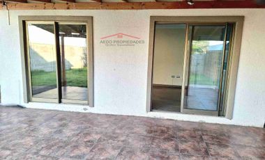 Se vende Linda y Amplia casa Aislada de dos pisos, Condominio Arboleda, comuna de Quilllota.