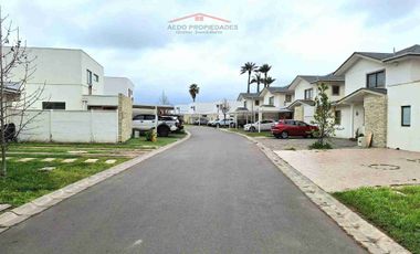 Se vende Linda y Amplia casa Aislada de dos pisos, Condominio Arboleda, comuna de Quilllota.