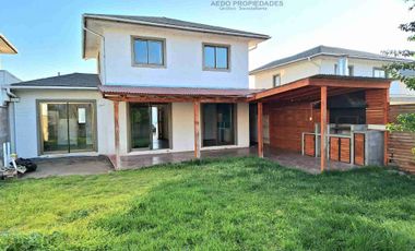 Se vende Linda y Amplia casa Aislada de dos pisos, Condominio Arboleda, comuna de Quilllota.