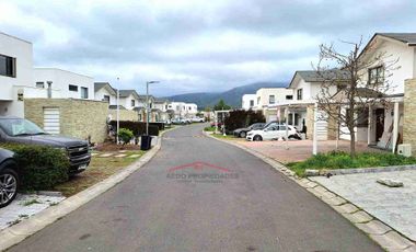 Se vende Linda y Amplia casa Aislada de dos pisos, Condominio Arboleda, comuna de Quilllota.