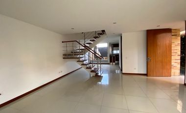 SE ARRIENDA CASA PINARES DE CHÍA – CHÍA, CUNDINAMARCA.