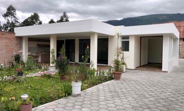 En Ibarra, vendo casa de una sola planta con diseño accesible y espacios amplios