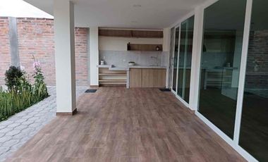 En Ibarra, vendo casa de una sola planta con diseño accesible y espacios amplios