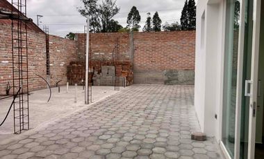 En Ibarra, vendo casa de una sola planta con diseño accesible y espacios amplios