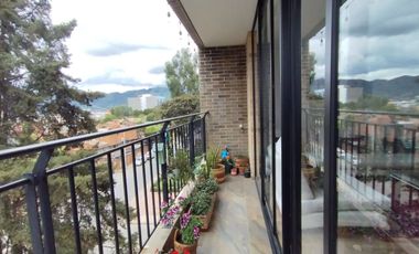 Lindo apartamento con excelente iluminación natural y amplios espacios.