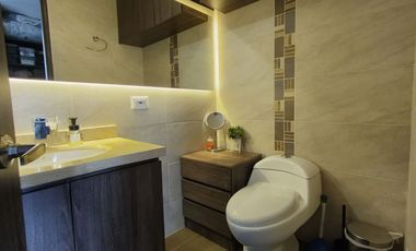 Lindo apartamento con excelente iluminación natural y amplios espacios.