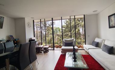 Lindo apartamento con excelente iluminación natural y amplios espacios.