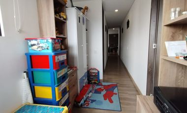 Lindo apartamento con excelente iluminación natural y amplios espacios.