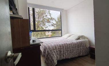 Lindo apartamento con excelente iluminación natural y amplios espacios.