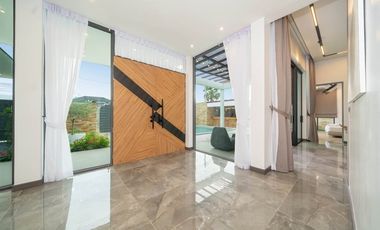 🏡  Modern  Pool Villa Near Laguna