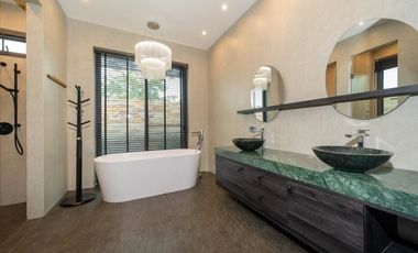 🏡  Modern  Pool Villa Near Laguna