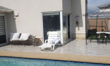 Hermosa, amplia y Moderna Casa de 4 dormitorios en Condominio Barrio Alto Arrayan