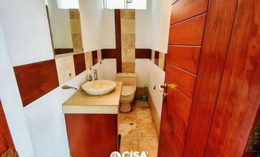 Casa con Piscina y Jardín en La Planicie – Espacios Amplios y Exclusividad