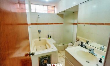 Casa con Piscina y Jardín en La Planicie – Espacios Amplios y Exclusividad