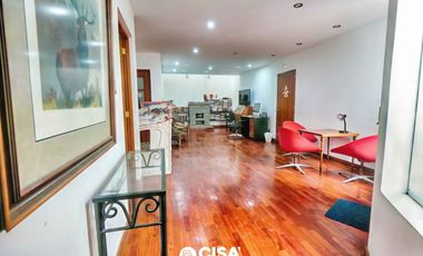 Casa con Piscina y Jardín en La Planicie – Espacios Amplios y Exclusividad