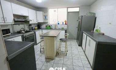 Casa con Piscina y Jardín en La Planicie – Espacios Amplios y Exclusividad