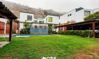 Casa con Piscina y Jardín en La Planicie – Espacios Amplios y Exclusividad