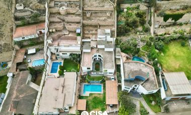 Casa con Piscina y Jardín en La Planicie – Espacios Amplios y Exclusividad