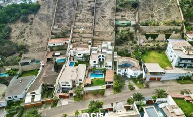 Casa con Piscina y Jardín en La Planicie – Espacios Amplios y Exclusividad