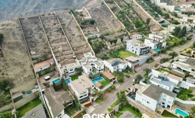 Casa con Piscina y Jardín en La Planicie – Espacios Amplios y Exclusividad