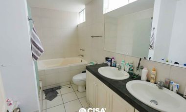 Casa con Piscina y Jardín en La Planicie – Espacios Amplios y Exclusividad