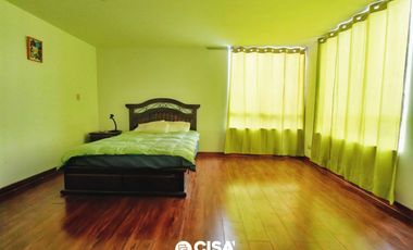 Casa con Piscina y Jardín en La Planicie – Espacios Amplios y Exclusividad