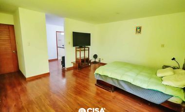 Casa con Piscina y Jardín en La Planicie – Espacios Amplios y Exclusividad