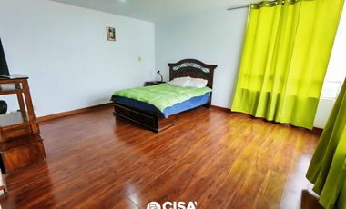 Casa con Piscina y Jardín en La Planicie – Espacios Amplios y Exclusividad