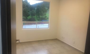 CASA EN RENTA , UBICADA EN FRACCIONAMIENTO CANTERAS. UBICADO SOBRE AVENIDA PRINCIPAL. ZONA ZINCANTEPEC, EDO MEX