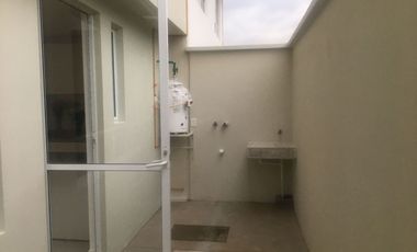 CASA EN RENTA , UBICADA EN FRACCIONAMIENTO CANTERAS. UBICADO SOBRE AVENIDA PRINCIPAL. ZONA ZINCANTEPEC, EDO MEX