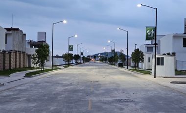 CASA EN RENTA , UBICADA EN FRACCIONAMIENTO CANTERAS. UBICADO SOBRE AVENIDA PRINCIPAL. ZONA ZINCANTEPEC, EDO MEX