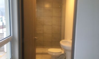 CASA EN RENTA , UBICADA EN FRACCIONAMIENTO CANTERAS. UBICADO SOBRE AVENIDA PRINCIPAL. ZONA ZINCANTEPEC, EDO MEX