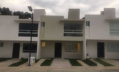 CASA EN RENTA , UBICADA EN FRACCIONAMIENTO CANTERAS. UBICADO SOBRE AVENIDA PRINCIPAL. ZONA ZINCANTEPEC, EDO MEX