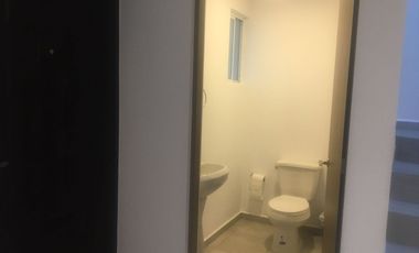 CASA EN RENTA , UBICADA EN FRACCIONAMIENTO CANTERAS. UBICADO SOBRE AVENIDA PRINCIPAL. ZONA ZINCANTEPEC, EDO MEX