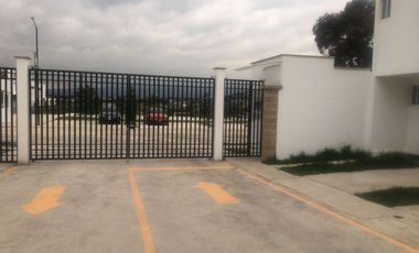 CASA EN RENTA , UBICADA EN FRACCIONAMIENTO CANTERAS. UBICADO SOBRE AVENIDA PRINCIPAL. ZONA ZINCANTEPEC, EDO MEX