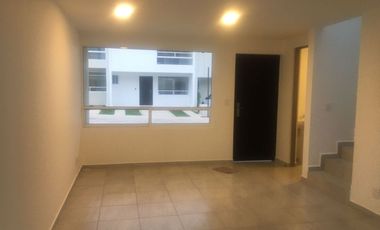 CASA EN RENTA , UBICADA EN FRACCIONAMIENTO CANTERAS. UBICADO SOBRE AVENIDA PRINCIPAL. ZONA ZINCANTEPEC, EDO MEX